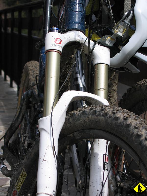 IMG_0190.jpg - Na Przysłopie serwujemy pyszną herbatkę cynamonową i wyjadamy kanapki z plecaków. Właściwie to wyjadamy wszystko co mamy :) Mamy mnóstwo czasu, jak fajnie, że nie trzeba się spieszyć. Szkoda tylko, że słońce znikło gdzieś za chmurami. Widać po ludziach, że bardzo tego im brakuje.