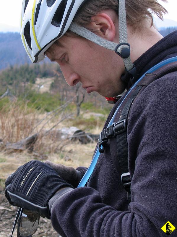 IMG_0209.jpg - Do samochodu wracamy w całości szutrówką. Na zdjęciu walczę z gumkami w okularkach.