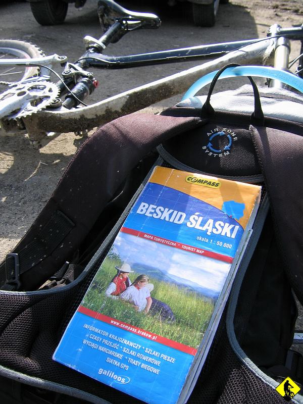 IMG_0221.jpg - Pod autem okazuję się, że Aga złapała kapcia w swojej TNT... cały czas jak jechaliśmy modliłem się by tak się właśnie nie stało, gdyż nie miała opony zalanej mleczkiem. Właściwie to testy tych opon. Aga ma z przodu UST a z tyłu TNT. Piotrek ma dwie TNT.