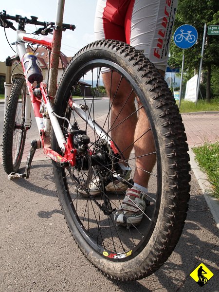 1.jpg - Dzisiaj już nie pamiętam dokładnie trasy. Wiem natomiast, że Piotrek oddał koło do Kalego i ma problemy z płaskimi szprychami, co nie jest dobrą informacją, gdyż Aga ma te same koła! Dzisiaj mogę napisać, że wszystko skończyło się szczęśliwie i czerwony metal nadal stanowi wyposażenie jego sprzętu.
