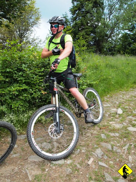 6.jpg - Na poprzedniej focie był Piotrek, z którym wnosiliśmy rowery do czarnego szlaku. Stało się to dlatego, że chwilę wcześniej rozdzieliliśmy się po zjechaniu ze szlaku w szutrową drogę. Dżony założył się, że będzie szybciej wracając się do rozwidlenia niż my „na krechę”. Jak widać serce go zabolało, gdy oczywiście byliśmy szybciej. Nazwałbym to nawet zwycięstwem dobra nad złem :)