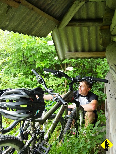 7.jpg - Wracając do gadania o wszystkim i o niczym… rozpadało się jak cholera. Dobrze, że akurat pod ręką była chatka z drewna, gdzie dach wystawał poza ściany. Dzięki temu mogliśmy spokojnie przeczekać ulewę. 40min później…