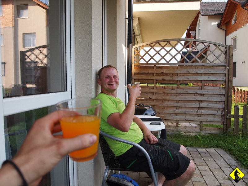 9h.JPG - Na koniec Piotrek łapie kapciocha, co nie jest w stanie nam popsuć humorów. Już w Bielsku prysznic i na zdrowie! Jednak przypomniałem sobie trasę :) Koniec! PoZdRo.