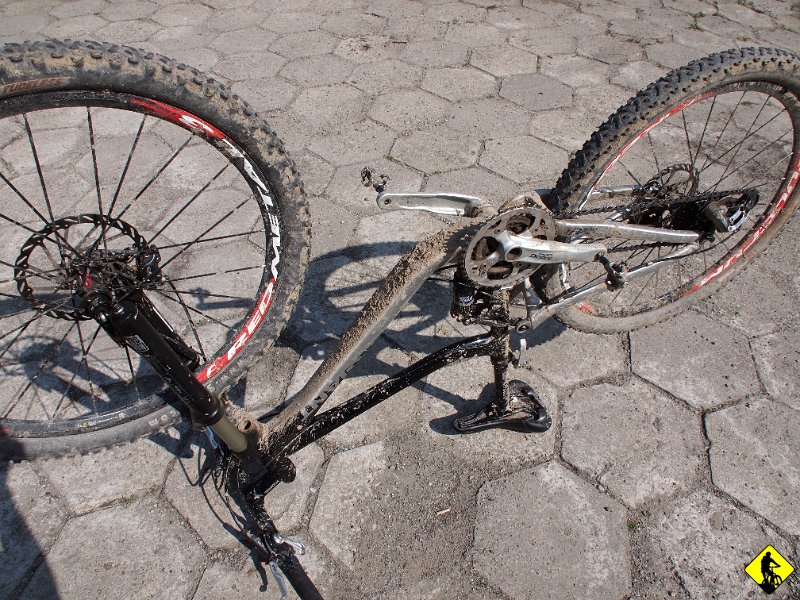 1.jpg - Tak wygląda rower przed ruszeniem w trasę, gdy się go nie umyje po poprzednim wyjeździe. Na tapecie jedna z ulubionych tras Agi, czyli Wierchomla Wielka – Krynica Zdrój.