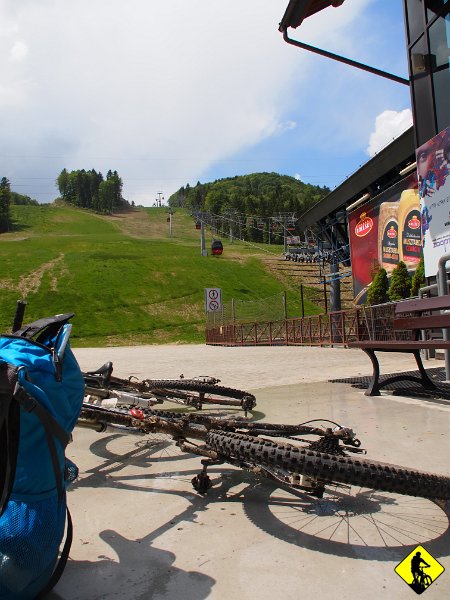 11.jpg - Rozpoczynamy drugą część trasy, czyli powrót. Decydujemy się na wyciąg na szczyt Jaworzyny. Koszt, bagatela 2x17zł (osoby) +2x11zł (rowery) = 56zł. Obiecaliśmy sobie, że za tą kasę następnym razem zjemy zajebisty obiad, a na szczyt wyjedziemy sami!