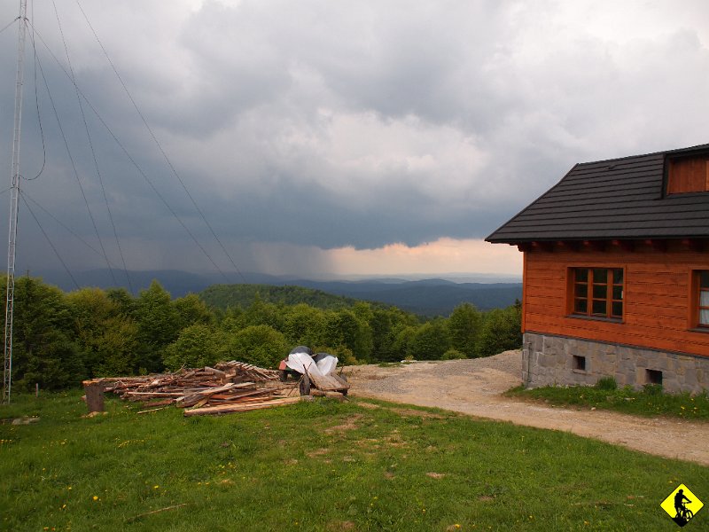 16.JPG - Na Hali pijemy herbatę i popełniam dwa błędy: 1. Trzeba było nie pić herbaty i jechać od razu 2. Wypić herbatę i poczekać jak to całe zamieszanie na niebie pójdzie sobie gdzieś indziej. No niestety… wypiliśmy herbatę i ruszyliśmy. Fak!
