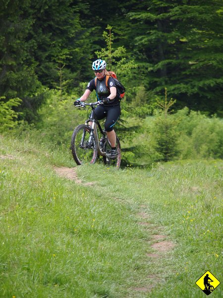 3.jpg - Okazało się, że spora jego część jest do wyjechania. Większość szlaku stanowi ścieżka, więc dobrze by się zjeżdżało! Może nawet bardzo dobrze, bo jest dość kręta! Ot taka mała zachęta na przyszły sezon :)