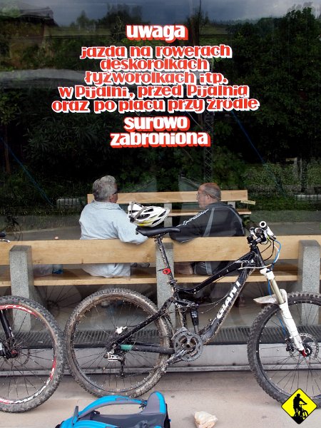 9.jpg - Dokładnie tu :) I dokładnie to co jest napisane. Najwyraźniej kuracjusze nie mogli się przystosować do życia młodzieży (deski, rolki, rowery… trzeba się ciągle rozglądać, żeby nikt nie rozjechał…).