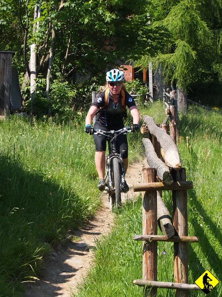 10.jpg - M: Studzionki. Dzięki uprzejmości tutejszych ludzi znowu mam pełny „garb” wody :)