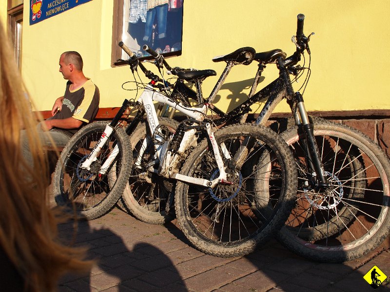 15.JPG - W: Na deser rewelacyjne lody z "dworca" w Krościenku i prawie koniec. Prawie, bo jeszcze musimy Agę wysłać busem po auto do NT, a sami w tym czasie udajemy się na mecz (wszak trwa Euro w naszym kraju).M: Zawsze chciałem przejechać tą trasę bez katowania się asfaltem z powrotem - czyli drogą wojewódzką nr 969 - do New Targ :) Nie da się czerpać zbyt dużo przyjemności z jazdy po nieprzespanej nocy. Tym bardziej jak się podjeżdża :) KONIEC