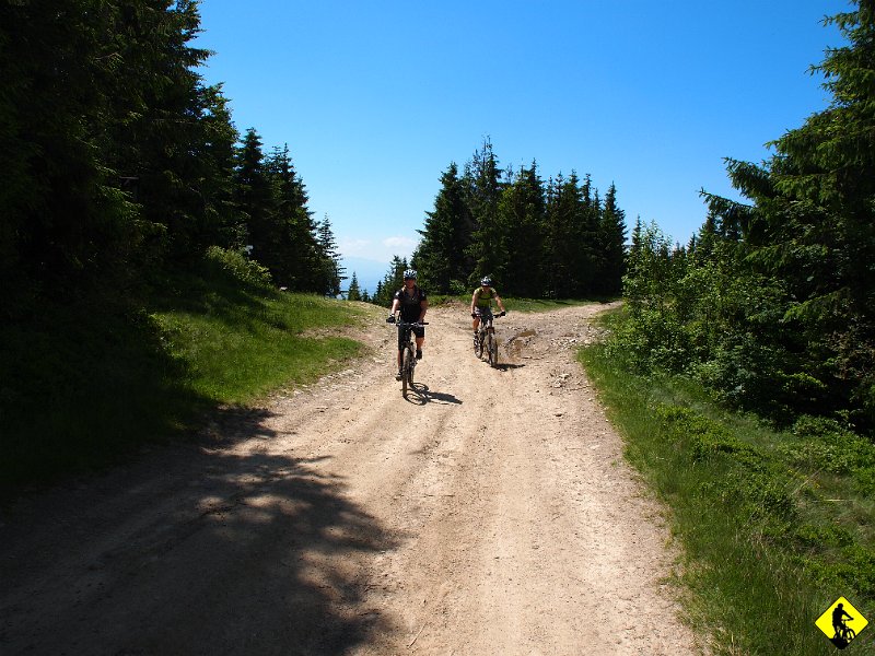 2.JPG - W: Po raz kolejny dzięki uprzejmości państwa S. czyli Michała i Agnieszki zabieram się nimi na czerwony klasyk: Nowy Targ – Turbacz – Lubań - Krościenko. Pogoda piękna. Początkowo jedzie się całkiem dobrze choć upał daje się we znaki i woda z bukłaków znika szybciej niż pokonywane przez nas kilometry.