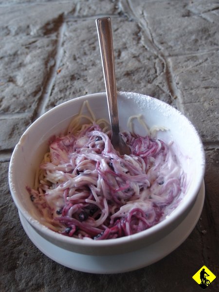 4.JPG - W: Docieramy na Turbacz mniej więcej (12:56) w porze obiadowej, a może i wcześniej. Tak czy inaczej zamawiamy z Agą makaron z borówkami i śmietaną.