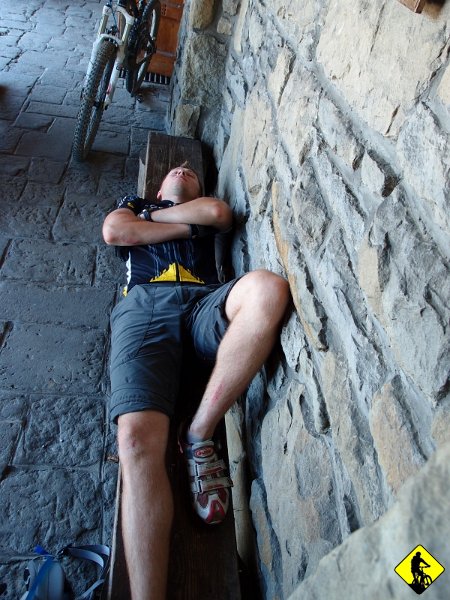 5.JPG - W: Dla Michała pierogi, po których zapada w sen. A może to po "magicznym" napoju „BE Power” prosto z biedronki, która zawsze jest tak blisko?