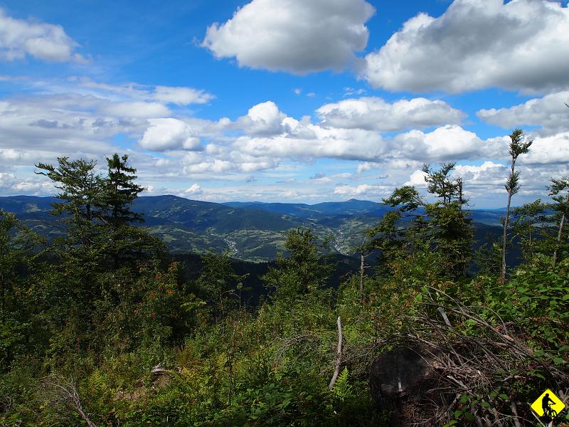 11.JPG - Istotnie tym manewrem wywołaliśmy na mecie dość duże poruszenie u jednego z „braci”, który nie mógł się pogodzić z tym, że para z nikąd ich objechała. Po Gorcach jeździ się wyśmienicie i tak też nam poszło na tym etapie: 2 miejsce! Końcówkę jeszcze trochę zepsuliśmy, bo sprowadzaliśmy po skałach wprost do rzeki, by przed asfaltem przejść jeszcze przez posesję, gdzie nic nie spodziewający się ludzie grillowali pełną parą.
