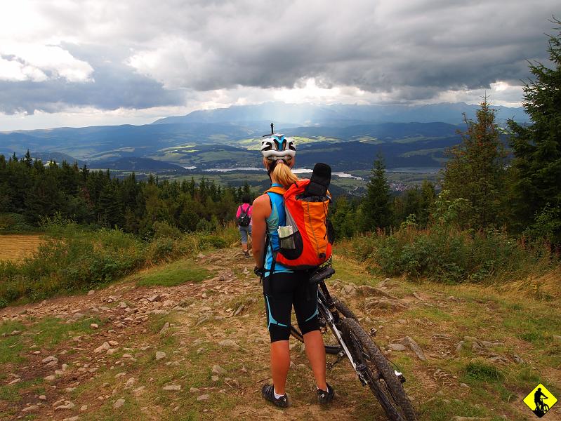 12.jpg - Z Ochotnicy trzeba było się dostać do Jaworek. I tym razem ekipa spisała się na medal. Aga i Barto pojechali rowerami na Lubań, a Klaudia czekała na nas „Hiundajem”, by nas zabrać do bazy za Szczawnicą. Pod Domem strażaka w Jaworkach była baza TC. Tam też spada mi butla gazowa na stopę...