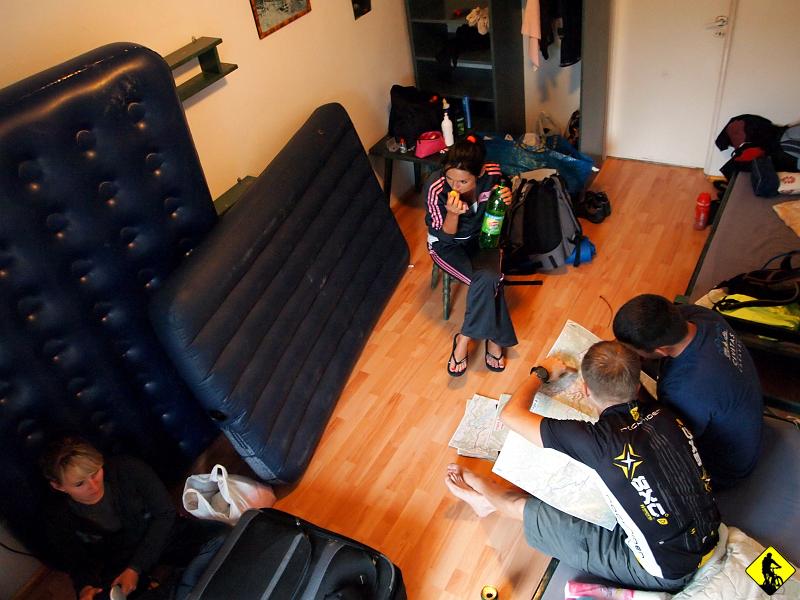 14.jpg - Wieczorem znowu odbywa się coś w rodzaju ogłoszenia wyników i mała wymiana zdań z nie mogącym się pogodzić z przegraną bratem. Pada podejrzenie o to, że oszukaliśmy! Żenada. Wskakujemy na 3 miejsce w generalce.