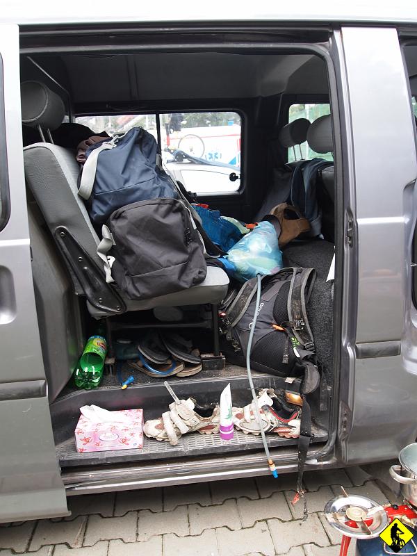 16.jpg - Dzisiaj przemierzaliśmy kolejny fajny teren – Pieniny i B. Sądecki. Na każdym punkcie kontrolnym Piotrek dostawał urodzinowe batoniki :) Wszystkiego najlepszego. W sumie etap bez większych niespodzianek. Szybki (zwłaszcza zjazd Krynicy terenem) i prawie w całości z siodełka! W Krynicy była najlepsza baza TC. Budynek Lodowiska.