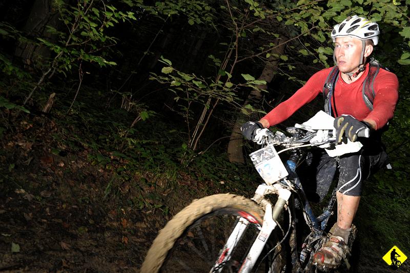 18.jpg - Dzień szósty (Etap 5 Krynica Zdrój – Iwonicz Zdrój)Etap bardzo trudny i długi. Jaworzynka i  ściana pod Cergową. Dużo asfaltów. Im dalej od cywilizacji tym więcej asfaltu – dziwna zależność. Na tym etapie popełniliśmy mnóstwo błędów. Pchaliśmy się terenem, podczas gdy inni nas objeżdżali asfaltami. Etap wiódł częściowo przez Magurski Park Narodowy, gdzie podobno Służba leśna zatrzymywała część zawodników! Jak coś takiego może się zdarzyć? Czy super org nie rozmawiał z władzami Parku? Skandal, zresztą nie jeden (ale o tym później). Bufet (zawsze był tylko jeden) tym razem był absolutnie bezsensownie ustawiony, bo po 60km! Musieliśmy się zatrzymać w sklepie i kupić wodę. Na Cergową wdrapujemy się z dużą motywacją nadrobienia straty z poprzednich punktów. Tempo mamy mocne, wybraliśmy najkrótsze podejście, ale i najstromsze (czytaj ostre wnoszenie żółtym szlakiem). 