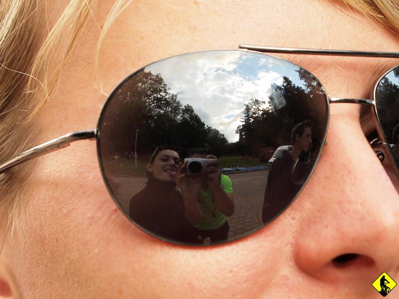 20.jpg - Dzień szósty (Etap 5 Krynica Zdrój – Iwonicz Zdrój)Etap bardzo trudny i długi. Jaworzynka i  ściana pod Cergową. Dużo asfaltów. Im dalej od cywilizacji tym więcej asfaltu – dziwna zależność. Na tym etapie popełniliśmy mnóstwo błędów. Pchaliśmy się terenem, podczas gdy inni nas objeżdżali asfaltami. Etap wiódł częściowo przez Magurski Park Narodowy. Bufet (zawsze był tylko jeden) tym razem był absolutnie bezsensownie ustawiony, bo po 60km! Musieliśmy się zatrzymać w sklepie i kupić wodę. Na Cergową wdrapujemy się z dużą motywacją nadrobienia straty z poprzednich punktów. Tempo mamy mocne, wybraliśmy najkrótsze podejście, ale i najstromsze (czytaj ostre wnoszenie żółtym szlakiem). Z Cergowej ciśniemy już do Iwonicza, gdzie dowiadujemy się, że Ekipa w generalce przed nami już jest. Powiedzieli nam, że mimo to, zostało nam ok. minuty przewagi. Ciekawostką było mycie rowerów z węża strażackiego.  Jesteśmy wyczerpani i bardzo głodni. 111km! Posiłek regeneracyjny wpada jak ogryzek do pustego śmietnika. Czekamy chwile na zaprzyjaźnionego Jarka i zmywamy się na nocleg.Wyprzedzę fakty. Następnego dnia rano dowiedzieliśmy się, że czwarty punkt poprzedniego dnia był ostatnim. Punkty na Cergowej i w Iwoniczu się nie liczyły! Skandal! Co udało się nam odrobić, to nam odebrali. Dlaczego tak? Bo podobno MPN zawracał innych z terenów parku. Pytam się: Co mnie to kur… obchodzi!?! Moja wina? Odebrali mi ochotę do ścigania się. Służba leśna zatrzymywała część zawodników! Jak coś takiego może się zdarzyć? Czy super org nie rozmawiał z władzami Parku? Skandal, zresztą nie jeden (ale o tym później).  To było jak kop w jaja. Teraz to ja już nie wiem na którym miejscu jesteśmy w generalce i ile minut nas dzieli od innych.