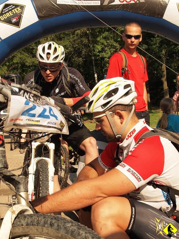 21.jpg - Dzień siódmy (Etap 6 Iwonicz Zdrój – Baligród)Wczoraj wieczorem powiedzieliśmy sobie, że dzisiaj jest ostatni dzień walki. Nie mamy już sił na więcej. Piotrek mówi, że jest chory. Ja czuję się słabo. Zniszczył nas wczorajszy etap. Dzień zapowiada się słoneczny. Na starcie pytamy się Rygielskiego, gdzie jest dokładnie start ostry. Wskazuje nam palcem koniec szutru na mapie. Ruszamy i okazuje się, że na starcie ostrym nikt nie stoi! Większość cwaniaków (i tych którzy o tym wiedzieli) pojechała objechać teren asfaltem! Znowu nas wyruchali. Tym razem organizator, tym, że nie ustawił nikogo na ostrym co by foty robił! Gdybyśmy o tym wiedzieli to też nie pojechalibyśmy terenem, bo błoto było straszne!W plecy już 20min, taki prezent od Marcina dla ekipy przed nami. Wściekłość miesza się z bezradnością. 