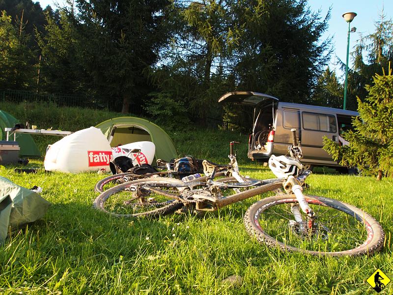 23.JPG - Wieczorem odbywa się oficjalne przemówienie (pierdolenie o tym jak było super itd. itd.). Stawiają bufet (płatny), gra kapela. Podejmujemy męską decyzję: Zabieram się do Tarnowa, tu już nic ciekawego się nie wydarzy. Zupełnie zaskoczeni dostajemy medale o naszej ekipy za ukończenie tegorocznej TC (organizator oczywiście nie przewidział nic na zakończenie). Jak już mowa o ekipie, to chcę wam BARDZO PODZIĘKOWAĆ za to, że byliście! NAPRAWDĘ nie chciałbym sobie nawet wyobrażać jakby to było bez was! Aga, Klaudia i Barto DZIĘKI jeszcze raz! Ode mnie i od Piotrka.Kończymy na 4 miejscu, co i tak jest sukcesem, gdyż założeniem było ukończenie tego wieloetapowego wyścigu. Rowerowa przygoda życia. Pozdrawiam wszystkich co mnie mijali na trasie, a w szczególności tych co ja mijałem :P