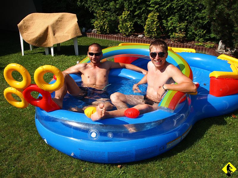 24.JPG - PodsumowaniePomysł mega zajebisty, ale i zajebiście zjebany, czyli trochę o organizacji– Pomyślcie jak może wyglądać organizacja tak dużej imprezy jak TransCarpatia, gdy na jej czele stoi tylko jedna osoba. Reszta to wolontariusze, którzy piją piwo, pają jointy i grają na bębenkach. Jak może wyglądać impreza, gdy wolontariusz pisze do organizatora, że nie ma paliwa, a ten mu odpowiada by sobie ściągnął zestawem kroplówkowym z karetki. To się nie może udać! Przez całą imprezę nie było żadnej nagrody za miejsca na 1-3 na poszczególnych etapach (ludzie! głupią oliwkę, batonik, rękawiczki). Ciekawe co powiecie, jeśli napiszę wam, że za generalkę też nie było nagród! Podobno przyślą pocztą….hahahaha no jaja pańskie! Teraz zamknijcie oczy i wyobraźcie sobie jak ludzie TC stawiają namioty na asfaltowym boisku w Spytkowicach lub jak w Baligrodzie zawodnicy sami sobie stawiają sobie namioty po etapie.Organizator w ogóle nie pilnował startów ostrych, ludzie jeździli jak chcieli, omijali teren. Cuda, transasfaltia. Aż dziwne, że punkty kontrolne nie były poustawiane na asfaltach :)Napiszę tak: Jakbym zapłacił za to z mojej kieszeni to był bardzo zły, oj bardzo…..Organizator  wytrzymał 2 tyg czytnia opinii i zreflektował się, że każdy kto ukończył TC 2010 dostanie dyplom i koszulkę finiszera. Ciekawe to, bo niektórzy czekają już na takie coś TRZECI ROK! Ciekawe czy dotrze do mnie, bo faktura za wpisowe nie mogła dotrzeć przez prawie półtora miesiąca (zarówno do mnie, jak i do Piotrka). To by było na tyle moi drodzy. W przyszłym roku może MTB challenge :) choć to już nie moje klimaty. Pozdrawiam serdecznie i zawieszam rower na suficie na ten rok (zobaczymy ile wytrzymam).