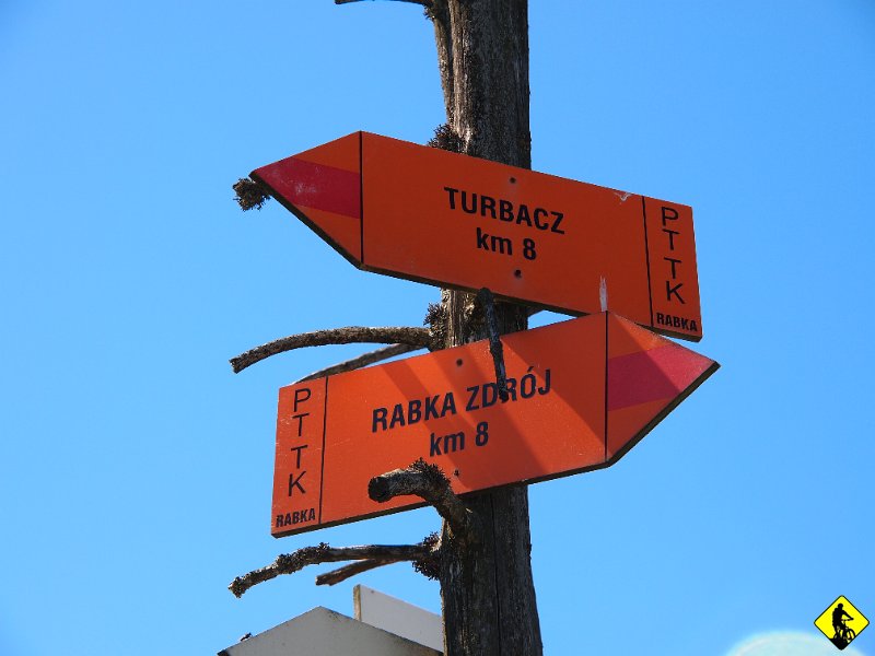 P6178365.JPG - Na Starych Wierchach małe przetasowania w plecaku. Ze znaku jasno wynika, że jakby walić z Rabki to na Turbacz byłoby….. yyyy 16? :)