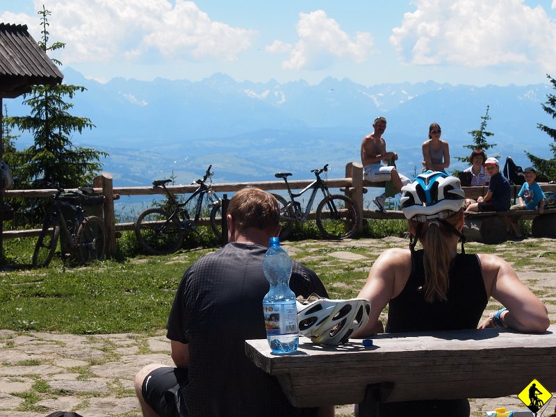 P6178415.jpg - Ostatnio upodobaliśmy sobie jechać klasyki. Tak jak poprzednio i tym razem Turbacz, będą Koninki, z tą różnicą, że to taka krótsza trasa z małym dodatkiem na Tobołów. Pod schroniskiem sporo Luda jak na poniedziałek, a jeszcze wakacji nie ma. Hmmm… Chwila na małe lane i kierujemy się na Koninki!