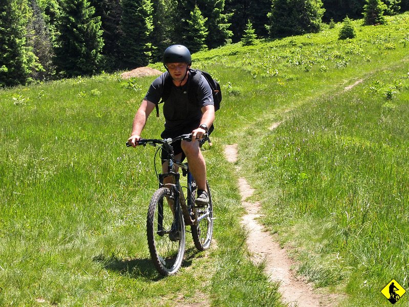 P6178434.jpg - Wojtek walczy! Jak Dżony mawia: Podstawa to orzeszek na głowie :) W Koninkach grupa dzieli się na dwie. Ja - ze względu, że któryś raz już tu jestem i ani razu nie jechałem szutrówką na szczyt Tobołowa - nią też się wybieram ( mówią, że ciekawość to pierwszy stopień do piekła, pewnie kiedyś przyjdzie zapłacić mi za to swoją cenę…), a reszta wciąga się kolejką.