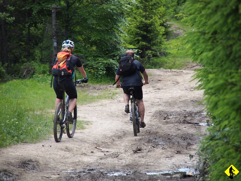 P6178444.JPG - Podjazd byłby dość przyjemny ( nie ma miejsc trudnym technicznie, jest może jedno, gdzie trzeba mocniej nacisnąć na pedały – nawrót w okolicach wyciągu) gdyby nie to, że chciałem być równo z nimi na szczycie :) Dobre nie? Niestety, nie udało się :/ Co było zresztą do przewidzenia…