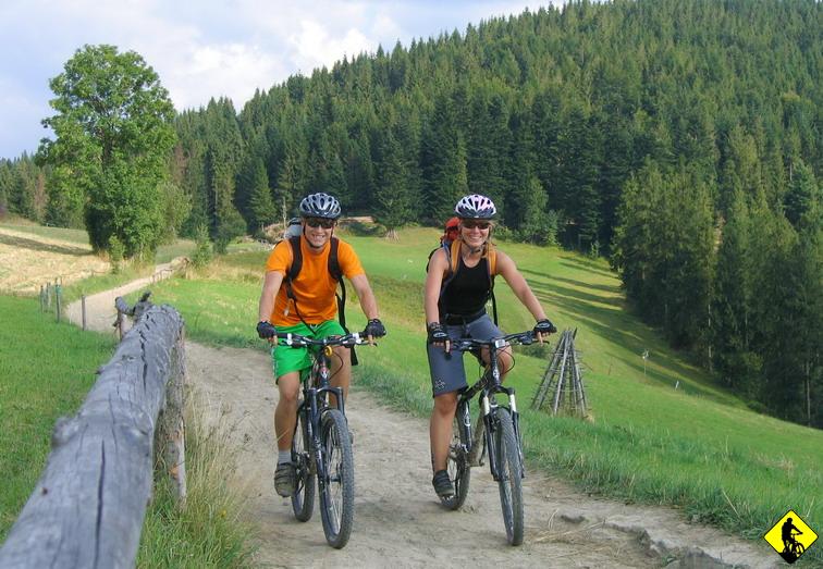 IMG_2543.jpg - Okolice Maciejowej i za moment pomkniemy w dół z dzikim uśmiechem na ustach. Mam nadzieje, że leśnicy nie wymyślą "czegoś mądrego" i, że Gorce zawsze będą sympatycznym miejscem dla rowerzystów, takim jakim są teraz. Pozdrawiam. A może ktoś ma ochotę na jesienny Gorc?