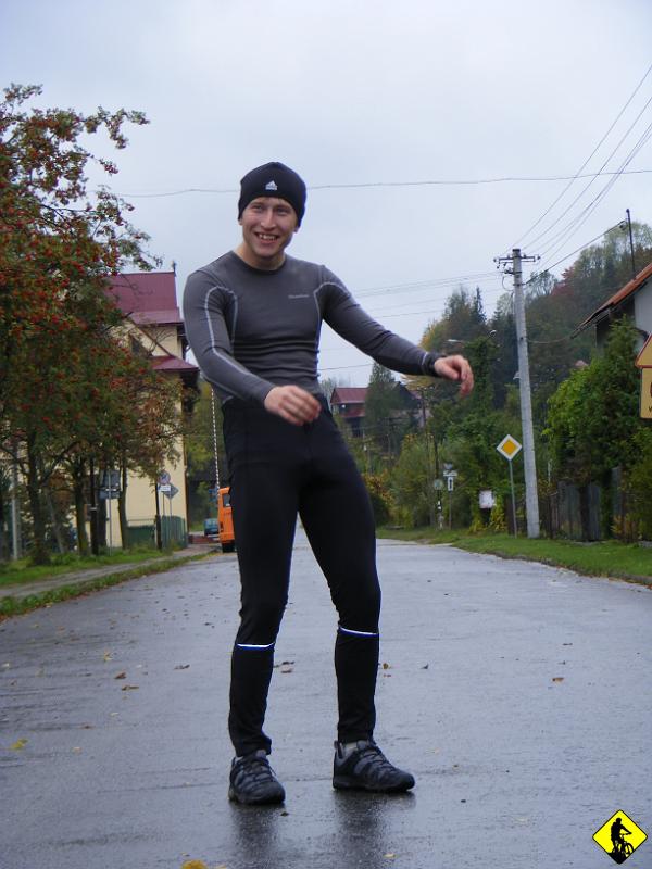 DSCF2846.jpg - Zapowiadała się krótka trasa, więc postanowiliśmy sobie ją urozmaicić. Zamiast jechać ruchliwą drogą 969 w stronę N.Targu, to wykombinowaliśmy kółko przez Czerwony Klasztor, Niedzicę, Frydman i dopiero wtedy w Harklowej wkręcać się na Przełęcz Knurowską.