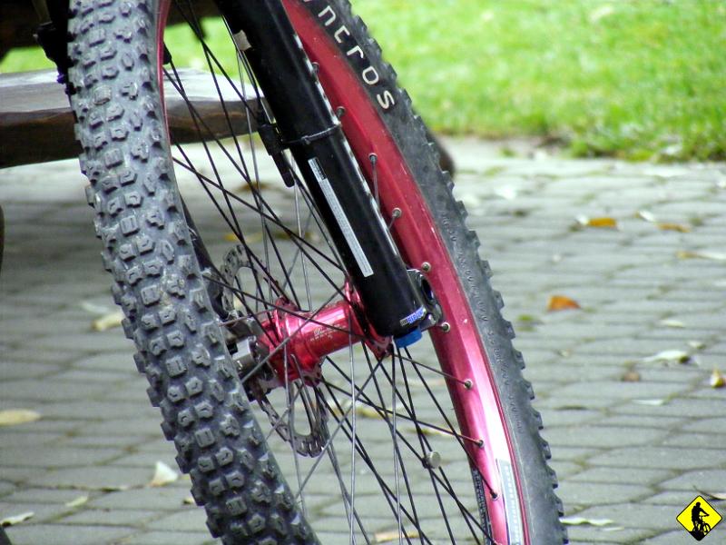 DSCF2853.jpg - Widoczna piasta Jurka ( Dartmoor ) ma dziwne luzy, nie da się ich skasować. Może się kiedyś przesiądę na sztywną ośkę, ale to kolejne kg’my do mojego bolidu, który i tak za lekki nie jest. Coś trzeba będzie pokombinować w zimie by zejść trochę poniżej 14kg. Polak potrafi. Piotrek opowiadał o koledze z Tarnowa, który wiercił dziury w ramionach korby, by była lżejsza… :) Mógł to opatentować….