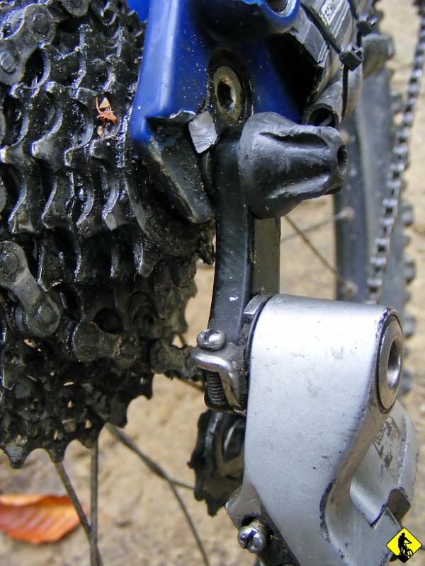 DSCF2866.jpg - Jak to określił Failo: „O madafaka” kolejny Wojtek urwał haka. Co ciekawe, Giant w swoich hakach robi małą dziurkę, przez którą można przełożyć szpilkę od samozamykacza :) Kto by pomyślał. Oczywiście trzeba mieć na tyle szczęścia (jeśli mogę się tak wyrazić) by urwać Hak by owa dziurka pozostała od strony przerzutki niezłamana :P Na focie hak po akcji ratowniczej.