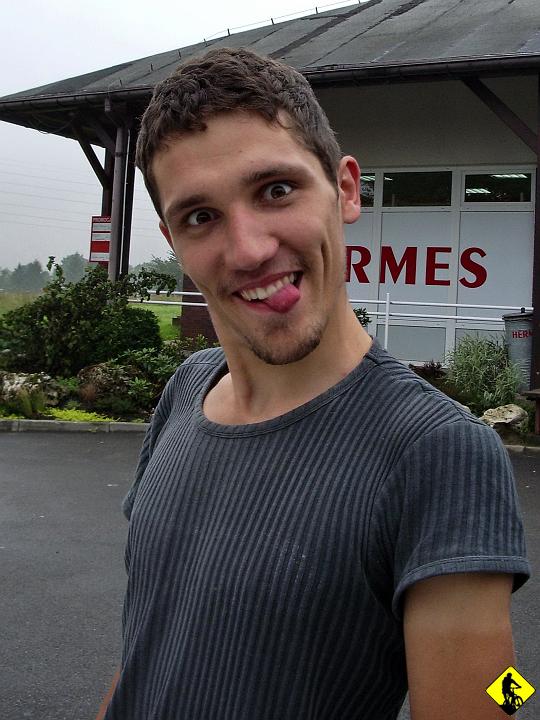 IMGP3596.jpg - Jakiś czas temu Jurek mówił, że fajnie by było pojechać na "2-3 dniowy rower". Od początku tygodnia padało i szczerze mówiąc wcale nie liczyłem na wyjazd. Jednocześnie starałem się załatwić nocleg w Ustorniu u tego oto osobnika na zdjęciu. Wygląd tego Pana mówi ile z tego wyszło. Dobrze, że Jurek przypomniał sobie, że ma rodzinę w Bystrej Śląskiej. Na fotografii tzw. Bombat