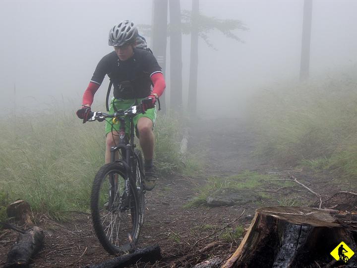 IMGP3612a.jpg - Za Równicą czuliśmy się jakby otaczająca nas mgła dostawała się dosłownie wszędzie. Cholera jedna była wszechobecna. Widoczność na 10-15m. Klimacik, nie ma co.