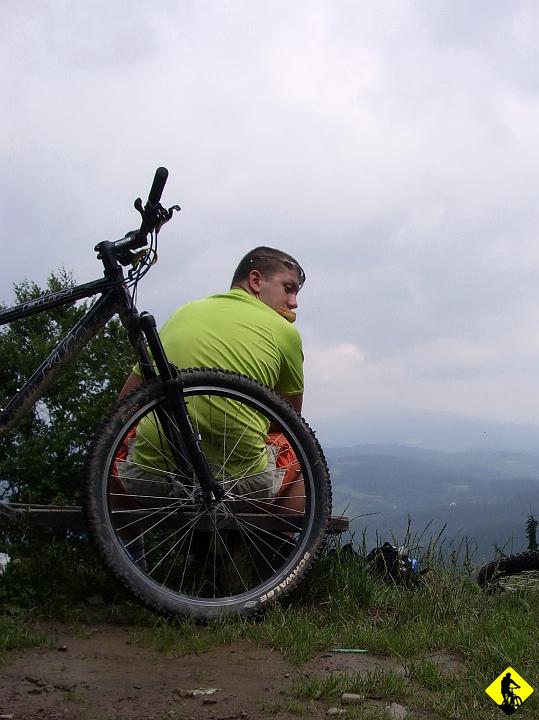 IMGP3642.jpg - Wisła jest dla Jurasa iealnym miejscem na zaopatrzenie się w Colę :) Dotaczamy się pod wyciąg na Stożek i wsiadamy na krzesło. 5zł koszt. Jednak jeśli chcesz posadzić rower osobno to już 8zł. Pan ze zdjęcia prawdopodobnie chciałby powiedzieć coś w stylu: "Czego ku...rde?", ale na chwilę zatkał się kanapką.