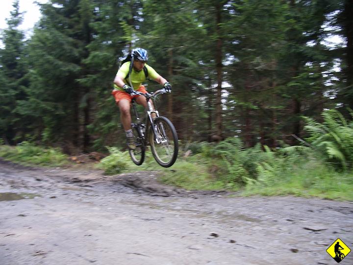 IMGP3663.JPG - Równie dobry na zjazd. Jurek gdzieś wcześniej zgubił pompkę. Nie mamy drugiej, została w aucie. No nic, przecież nie bedziemy jej szukać. Jest pięknie.