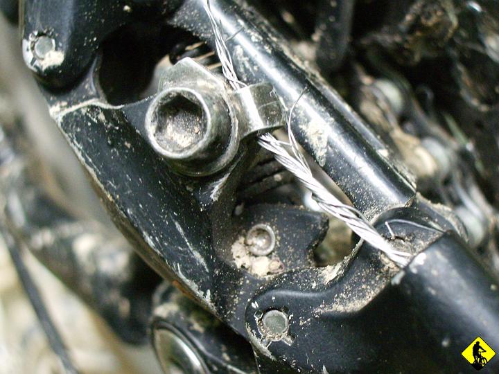 IMGP3666.JPG - Do momentu gdy zaczynają się dziać rzeczy, które nie miały się dziać. Urwana linka tylej przerzutki. Serwis terenowy. Najpierw nie mam 8ki, potem 7ki (urywa się 2gi raz), potem już 6tki( urywa się 3ci raz). Rano patrzyłem na zapasową linkę zaspanymi ślepiami myśląc: "Jak się jeszcze nie urwała, to się już nie urwie..."