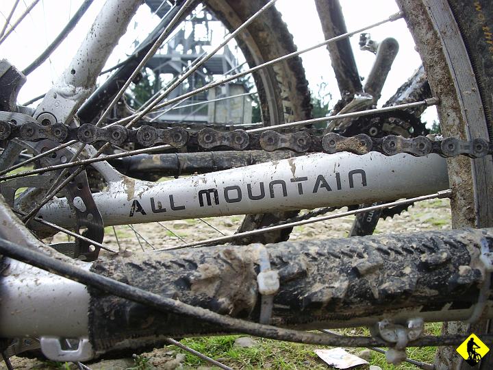 IMGP3687.JPG - Na szczycie straszy piorunami, więc zawijamy się w dół. W tak zwanym międzyczasie organizuję z Bazą (Bombatem) nową linkę.