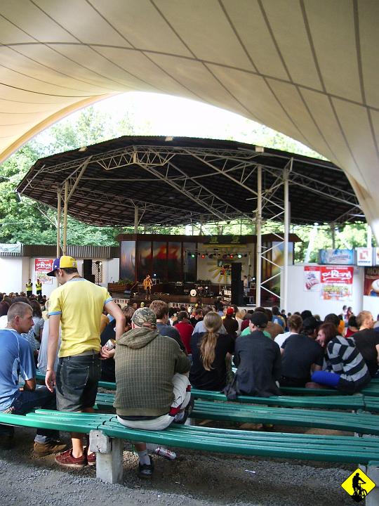 IMGP3696.jpg - A, że pompka została gdzieś na trasie musimy skończyć zabawę na dzisiaj i na wysokości Bielendy odbijamy (w przypadku J sprowadzamy :) z szlaku. Na szczęście na dole jest coś na styl pensjonatu i jeden z gości miał pompkę samochodową. Wymiana gumy i powrót do Ustronia, gdzie odbywa się festym Reggae. Chłopaki dobrze zapodawali! Szkoda, że musieliśmy jechać do Bystrej. Koniec Na dzisiaj. Wnioski? 1. Kask to podstawa 2. Pompka zawsze w plecaku 3. jedz borówki :)