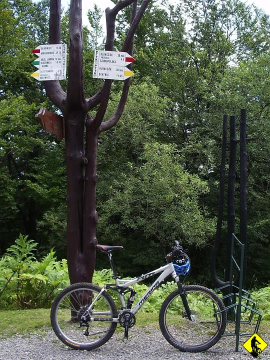 IMGP3728.jpg - i czekam. J dociera po dłuższej chwili, mówiąc, że podchodził skrótem, czyli wzdłuż wyciągu, czyli patrz zdjęcie poprzednie. Bez komentarza.