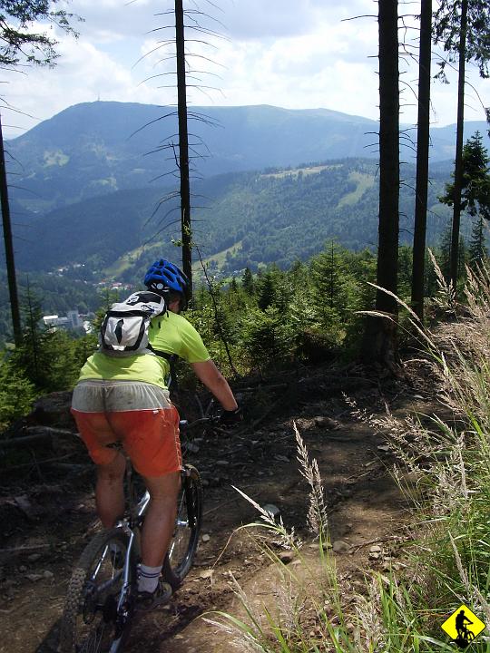 IMGP3740.jpg - Zjazd do czerwonego na Beskid Węgierski. Po lewej widać Skrzyczne.
