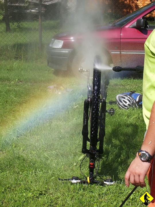 IMGP3790.jpg - Mocno ubłoceni, odwalamy pokazowy przejazd przed Szczyrk i wracamy do Bystrej. Mycie, pakowanie się i powrót do domu. Łącznie 100km (1dzień-ok60km, 2 dzień-ok 40km). Jedni powiedzą: 100km w dwa dni? Hahaha!  Ja jednak twierdzę, że jest przygoda, jest rower i miejsce do jazdy-reszta się nie liczy. Cześć!