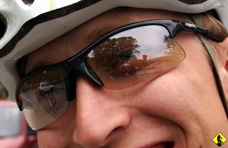 1.jpg - Siwe włosy? Jakie siwe włosy!? Sprawa częstych wizyt Jurka w salonach fryzjerskich się rypła. Żelazna ekipa rusza na podbój Beskidu Średniego. Zaplanowany konkretny wyryp, bo 90km przez całe Pasmo Koskowej, a powrót z Zembrzyc czerwonym do Myślenic.