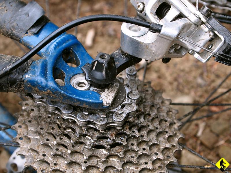 10.JPG - ... jedno małe ale :| No właśnie. Na ostatnim wypadzie zapomniałem plecaka i zapasowy hak woził mi Grzesiek, a że zapomniałem potem go odebrać, to dzisiaj go nie miałem i łamiąc zamontowany w ramie, pozostaje tylko wkręcić szpilkę w specjalnie przygotowany przez Gianta otwór (na właśnie taki awaryjny wypadek!) i zjechać do najbliższej drogi asfaltowej, by wrócić do samochodu.