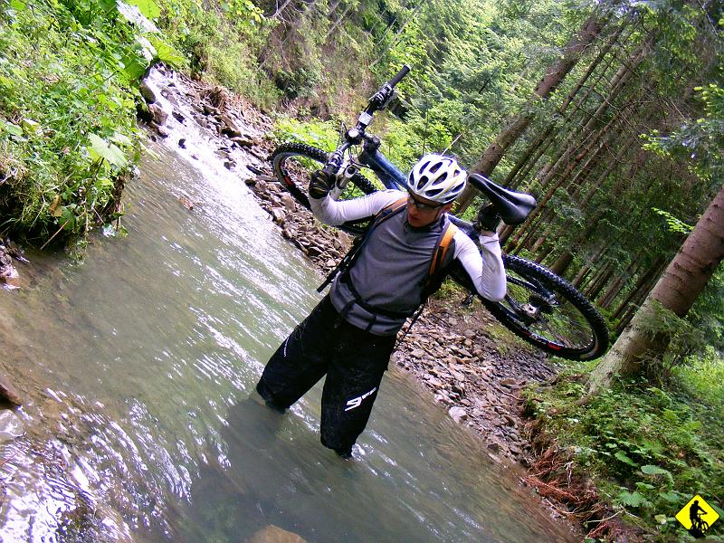 10a.JPG - Jako, że byliśmy w tak zwanej dupie, to postanowliśmy pocisnąć na krechę w prawo w dół. W prawo, bo po tej stronie będzie krótsza droga do Myślenic. Po większych i mniejszych przygodach wypadamy do Budzowa i przez Sułkowice wracamy (16km) do Statku bazy. Na koniec dodam, że tym razem zapomniałem zabrać mapę :)  Kolega Makowski naprawdę mnie  zdenerwował i przy pierwszej dobrej okazji pocisnę tą pętlę, choćbym miał ją kręcić sam! PoZdRo. 