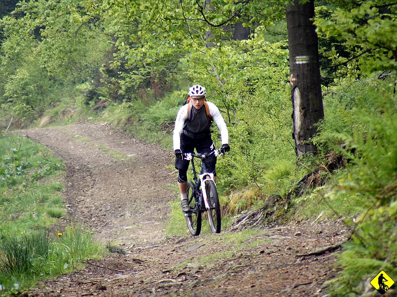 4.jpg - Przyznam się. Trzeba byto kupić Juicy 7 zamiast Strokerów Trail... Mam porównanie z Agnieszki rowerem i jest znaczna różnica. Aga przede wszstkim nie musi wcisnąć klamki do połowy, by klocki dotknęły tarcz ! To tak w nawiasie, bo wytoczyliśmy się na Gronik. Zauważamy dziwną rzecz: im wyżej, tym więcej wody...