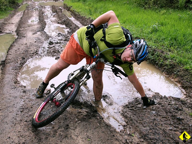 5.JPG - Atrakcji nie brakowało. Zawsze jak aktualnie doświadczasz spadek  emocji, to możesz wjechać w ogromną kałużę i sprawdzić, czy zmoczysz tylko buty :)