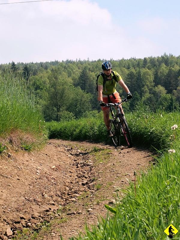7.jpg - Przebijamy się powoli. Podejściem na Parszywkę płynie rzeka :)